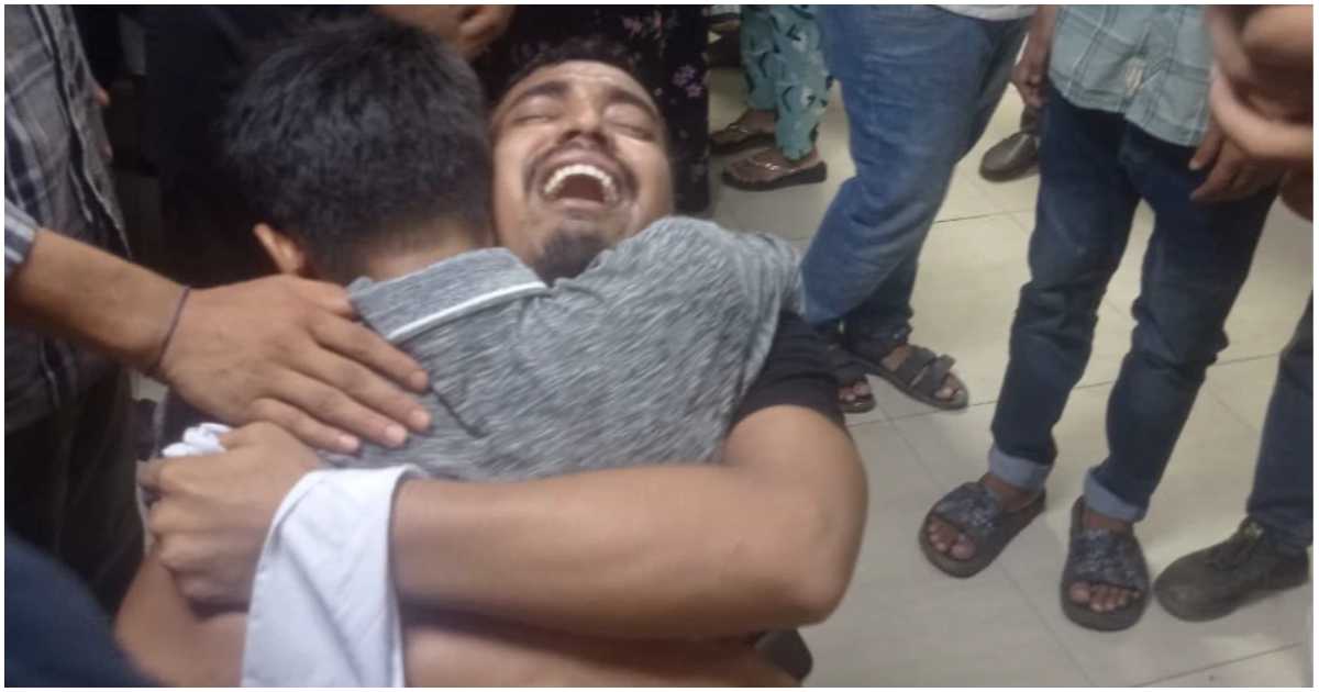 ভাইয়ের ইউনিফর্ম হাতে ক্রন্দনরত স্বজন। ছবি: মাহমুদ নকীব/ ইউএনবি